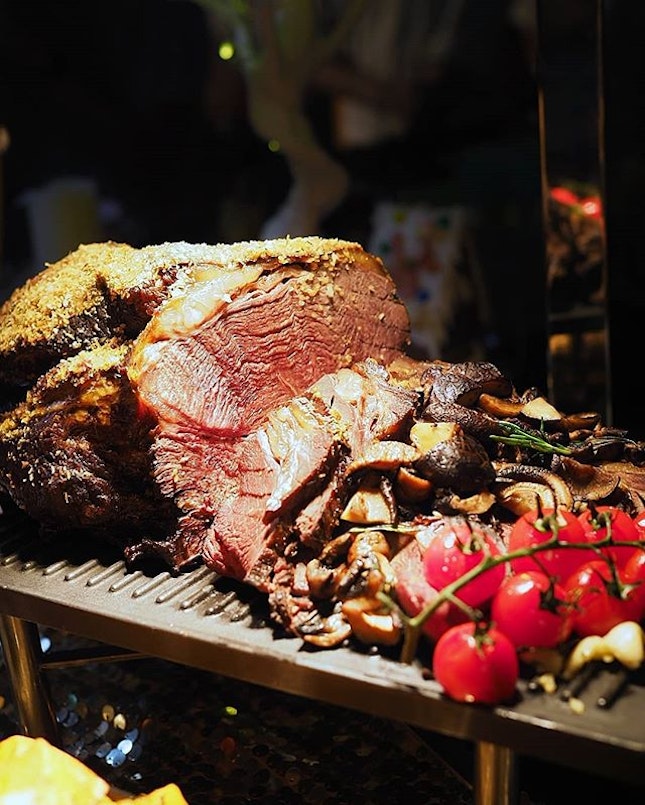 Crowne Plaza Changi Airport Festive Roast & Yuletide Treats are available for takeaway from 1 to 31 Dec 2019.