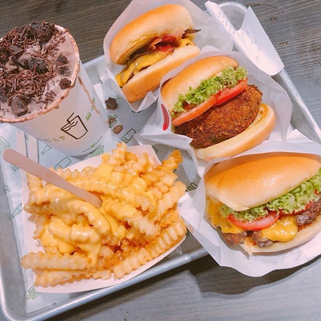 Shake Shack

Location 🗺: #02-256, 78 Airport Boulevard, Jewel Changi Airport, Singapore 819666

MRT 🚇: Changi Airport

Opening Hours 🕒: 10AM - 10PM

Rating 📈: 10/10

Price 💸: $46.30

Review 💬: First place I’ve given a full score to, and a testament to how good it really is.