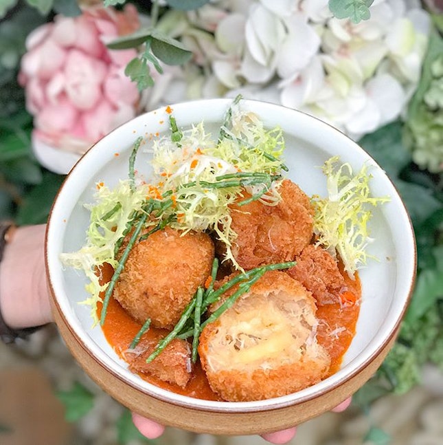 Chilli crab arancini [$16++] Served in pieces of 3, these breaded deep fried risotto balls are nestled comfortably on a shallow albeit substantial pool of chilli crab sauce, served with deep fried Chinese buns (aka 馒头) and topped with sea asaparagus salad.