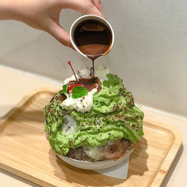 Christmas limited edition: Nama chocolate mint kakigori 🍨 [$15.90] Served with Nama chocolate mint sauce at the side, the bingsu-alike desserts comes with a heap of spring harvest matcha espuma, a dollop of Hokkaido espuma, garnished with dark chocolate shavings, topped with cherry and mint leaf.