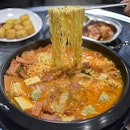 Budae Jiggae - Korean spicy army stew 🇰🇷🌶🥘 [6500KRW ~> SGD $7.80/ pax, min 2 pax to dine] .