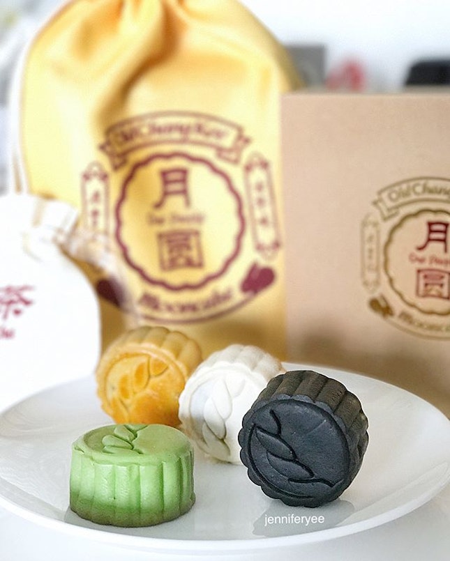 [jelly星期日] Old Chang Kee has joined the Mooncake train this year and offering a box of 4 minis at $28.80, together with a small satchel of tea leaves.