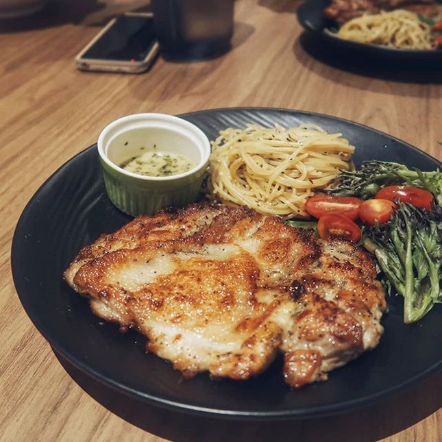 One of my favourite western dishes is a grilled chicken chop accompanied with a side of pasta and salad, and this version done by Spagtacular hit the spot!