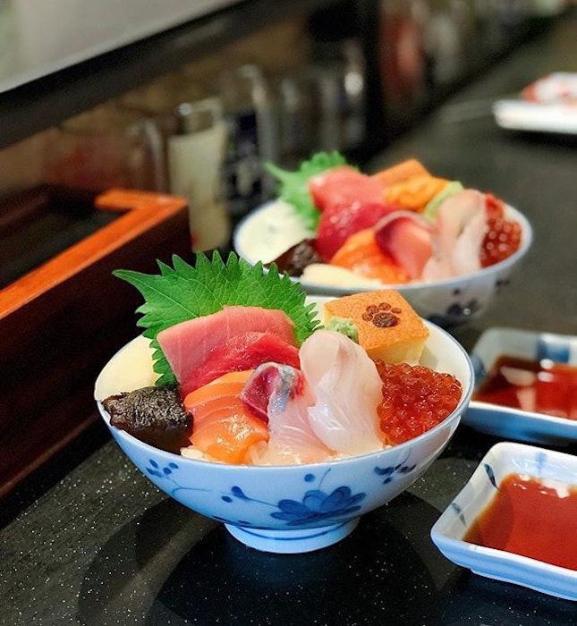 Beautiful colours in my fish bowl ✨🌈 When it comes to Japanese food, none quite strike the sweet spots of our tums as much as a hearty chirashi-don – packed with melt-in-your-mouth sashimi, tangy pickles and vinegared sushi rice.