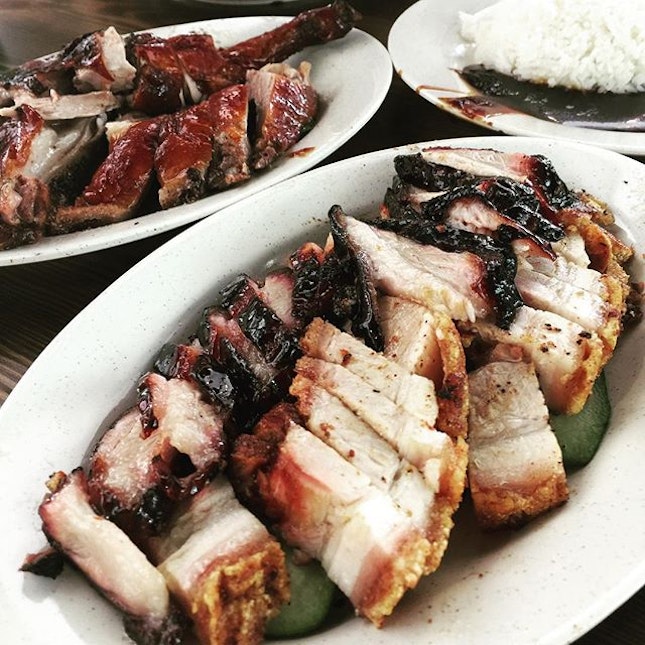 Super crispy #siobak #roastpork beautifully charred and fatty #charsiew and succulent #roastduck #sgfoodie #whati8today #burpple