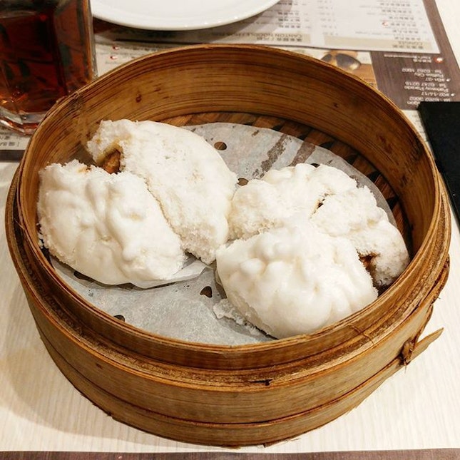 Can never pass up a basket of steamy and fluffy bbq pork buns ($3.20++) when I'm having dim sum.