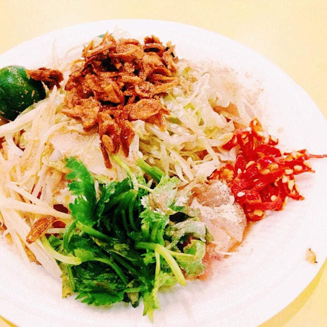 Last night dinner @ Pasir Panjang Food Center: raw fish slices with fried shallot, ginger slices, parsley, lettuce, red chili padi , drizzled with fried shallot oil & lime juice.