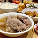 I love Bak Kut Teh and when I saw this lunch set at 亞華肉骨茶 going for slightly over $10, I just gotta have it.
