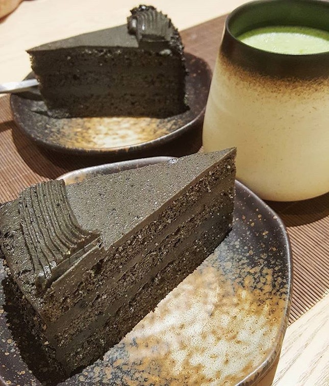 A slice of sweet Goma Cake ($7.80) aka Black Sesame Cake 🍰 accompanied by slightly bitter Yuki Matcha ($5.30).