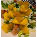Mango and shrimp salad 🥭 🍤 🥗 ~ decent dinner!