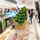 We don't usually fork out 7 bucks for ice-cream, but when we do, it's probably gonna be for this virile, full-bodied [Uji Matcha Nama Soft Serve] from the visiting Tsujirihei-Honten - a regular at Takashimaya's Japanese food fairs.