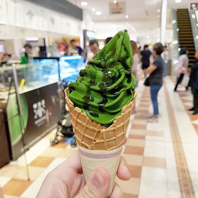 We don't usually fork out 7 bucks for ice-cream, but when we do, it's probably gonna be for this virile, full-bodied [Uji Matcha Nama Soft Serve] from the visiting Tsujirihei-Honten - a regular at Takashimaya's Japanese food fairs.