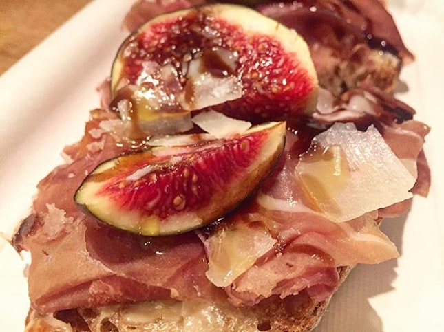Figs with honey and Parma ham.