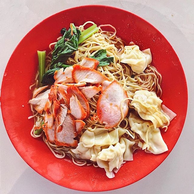 old school wonton mee that's not the best nor most famous in SG but propels one into childhood for the rustic taste after biting into the al-dente noodles
•
comes topped with loads of char siew with 5 wontons in a soya based gravy infused with chinese wine ❤️
•

#awesome #burpple #brunch #chinesefood #delicious #eeeeeats #feedfeed #f52grams #foodporn #foodstagram #foodgasm #foodphotography #happytummy #hawkerfood #instadaily #instafood #igers #igsg #jiaklocal #nomnomnom #noodles #mondayeats #onthetable #potd #sgfood #sgfood #sghawker #wontonnoodles #vscocam #whati8today