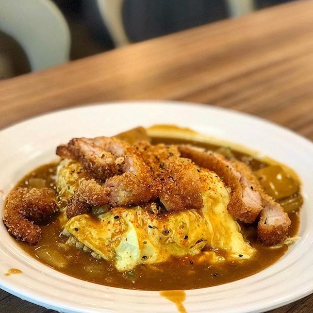 katsu curry 🍛 on omu rice at pocket friendly prices!