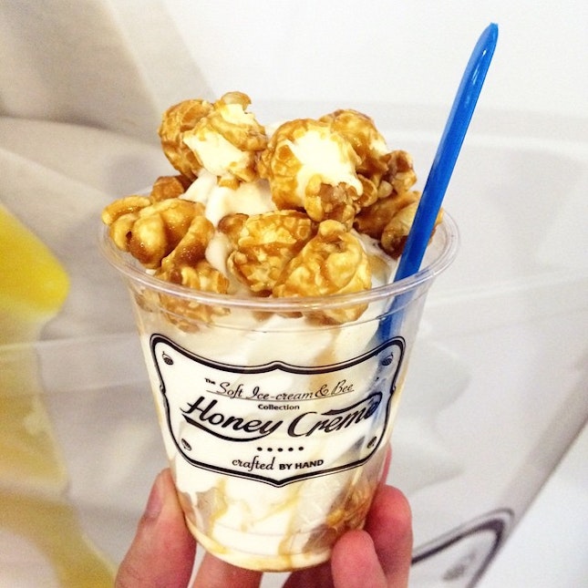 Sweet, Savouring Soft Serve Ice-Cream with Crispy Caramel Popcorn!🍦👅😄✌️ #honeycreme #foodporn #icecream #caramel #softserve #burpple