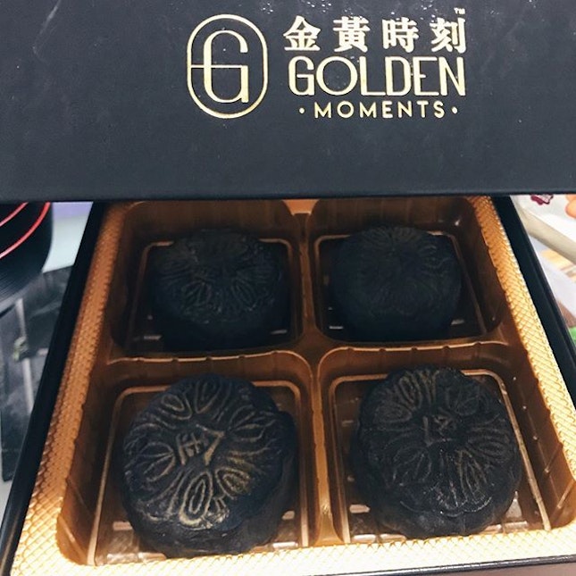 the very popularized golden moments mooncake!