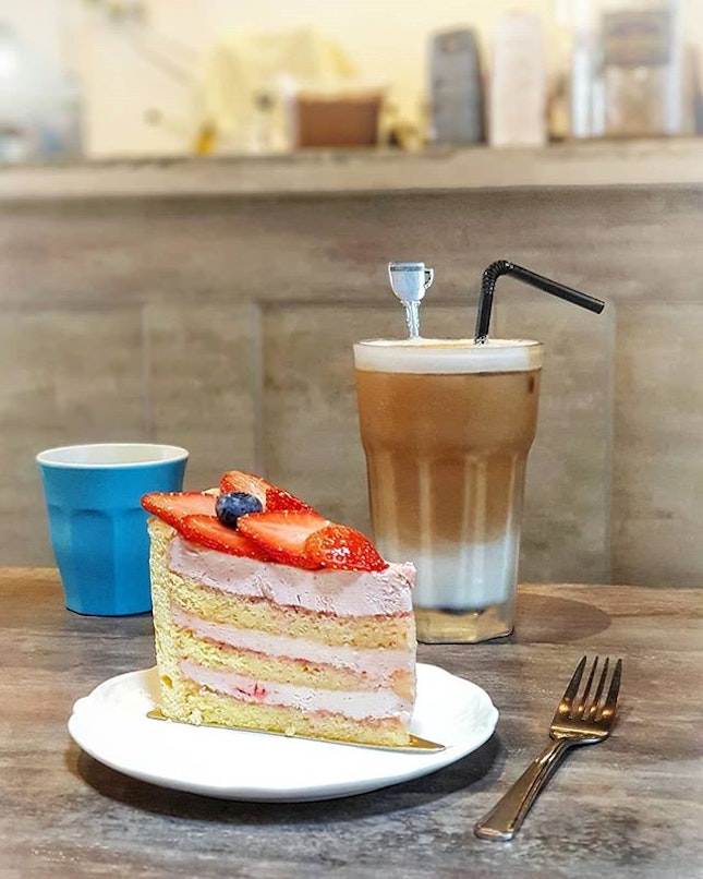 Strawberry Fields @nichesavour 🍰

The chiffon sponge is similar to those old sch sponge cakes tt are super eggy & fragrant.