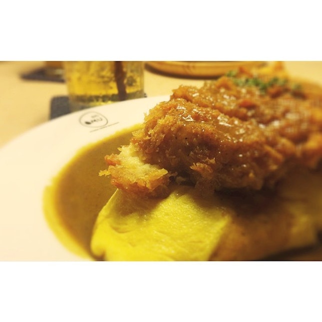 curry sauce omurice with pork cutlet.