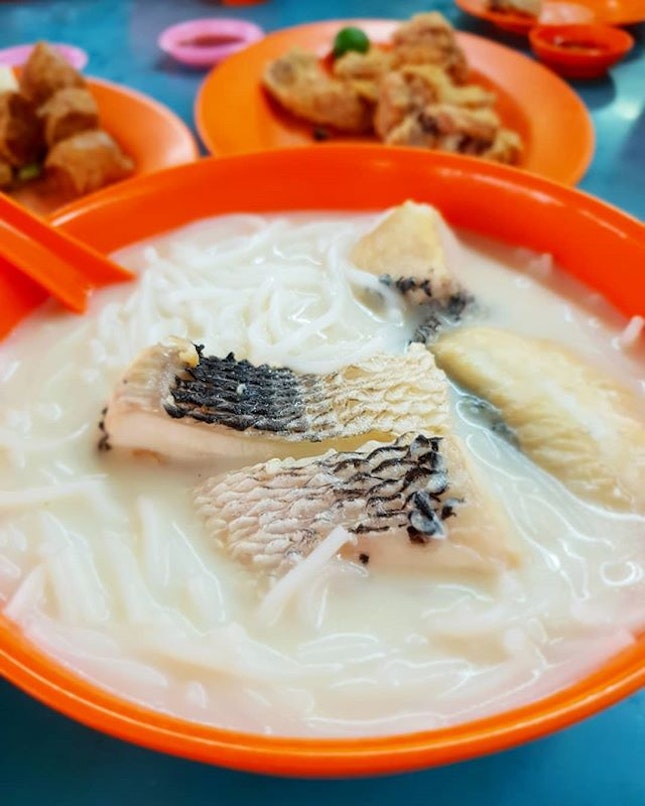 XO Fish Head Bee Hoon - Milky fish head broth with a hint of alcohol🍺, this bowl of fish head bee hoon is so good that someone who doesn't take alcohol will find it irresistible😚.