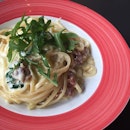 $13 Lunch Special 🍝
Linguine topped with parma ham and wild rocket, with a drizzle of truffle oil in a light cream base.