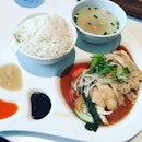 Hainanese Chicken Rice ($7.90)
🍚
Love the presentation of this Singapore signature dish 😘Pleasant to the eyes & tasty to the palate 😍
🍚
#burpple
