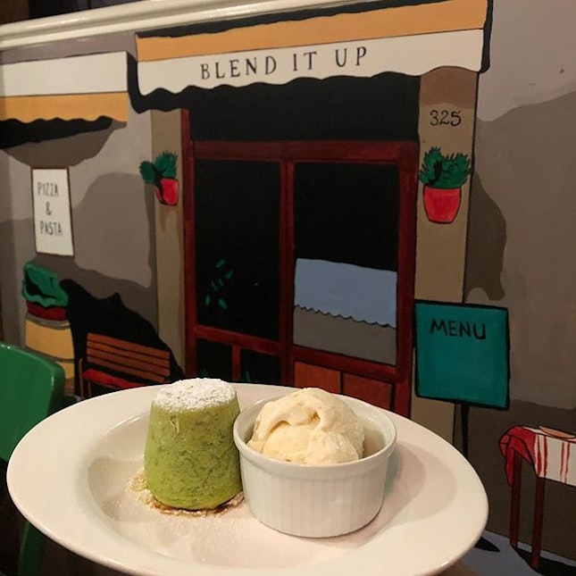 I really like this painted wall & had to use it again as backdrop for our finale: Pistachio Lava Cake ($12) 🍮
