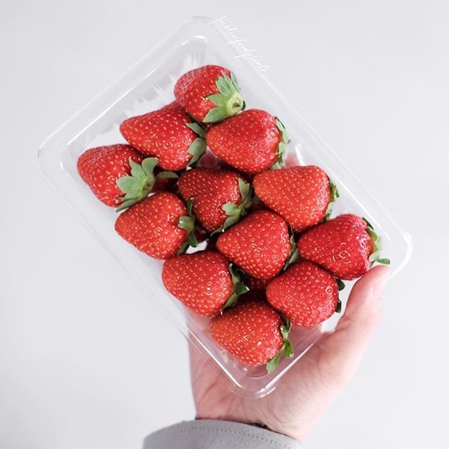 Hokkaido Strawberries (700 JPY = S$8.80).