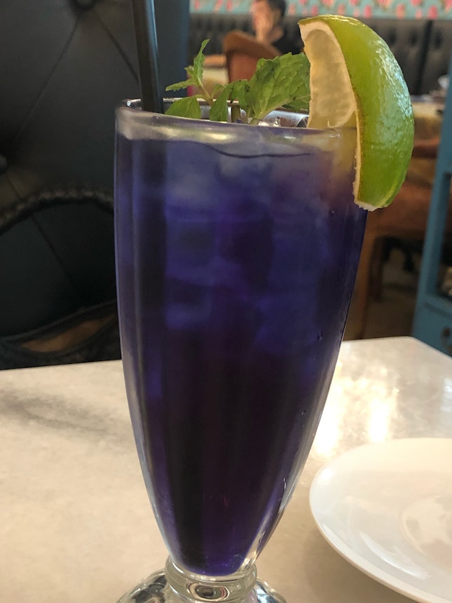 Blue Pea Flower Drink that changes colour as you squeeze the lime ($7.50++)