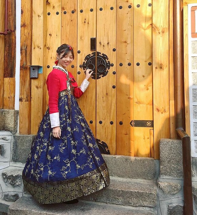 回眸一望 A look back, as we traipsed down the ancient streets of Bukchon Hanok in our traditional Korean hanboks.