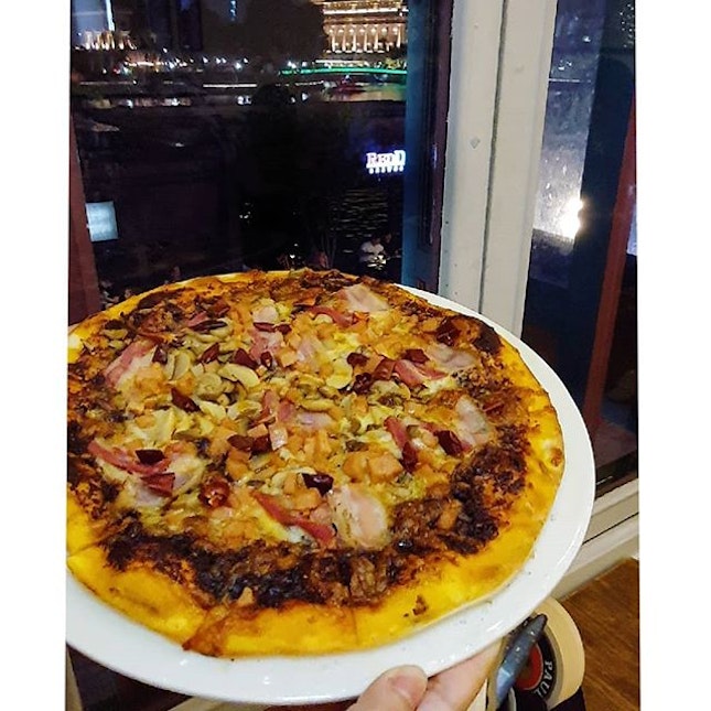 Mala Madness Pizza in its full glory with bacon, spam, mushrooms topped with peanuts on a spicy, 中辣 (medium heat) pizza base.