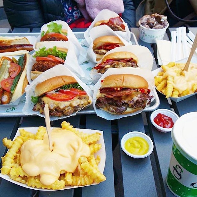 [Tokyo, Japan🇯🇵] S H A K E  S H A C K
delicious burgers, hotdogs, cheese fries and milkshake.