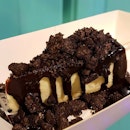 If you're a Cookie Monster like I am, you'll wanna devour this dark chocolate sauce & crushed Oreos laden cheesecake on a stick 🧀🍰 from @themunchmunchco 🤤 .