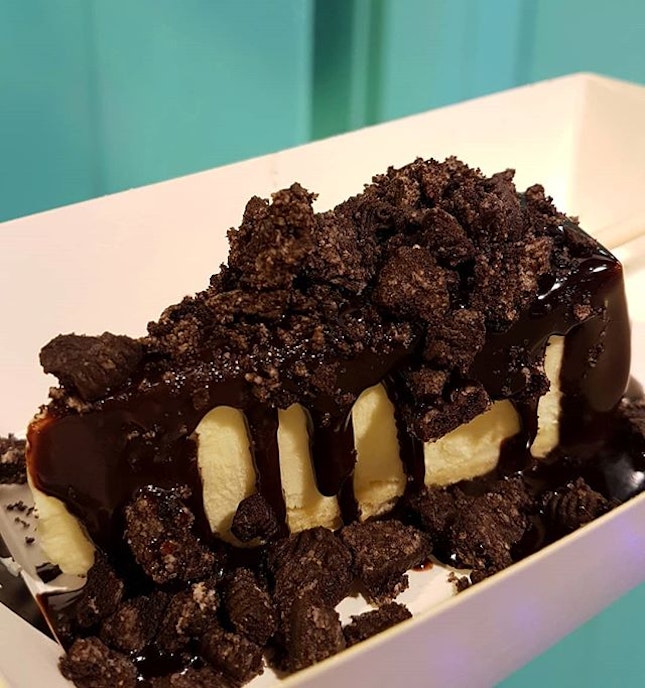 If you're a Cookie Monster like I am, you'll wanna devour this dark chocolate sauce & crushed Oreos laden cheesecake on a stick 🧀🍰 from @themunchmunchco 🤤 .