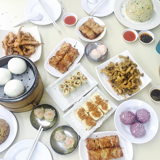 Dim sum madness for supper 👀✨ -------------------------------------------------
📍Swee Choon Tim Sum Restaurant
💬 191 Jalan Besar
#sweechoon #sweechoondimsum #dimsum #supper #chinesefood #flatlay #onthetable #liushabao #goldenlavabun

#instafood #instafood_sg #eatoutsg #singapore #exploresingapore #exploresingaporeeats #exploreflavours #instafoodies #sgfoodies #singaporefood #singaporefoodies #sgmakandiary #foodporn #burpplesg #burpple