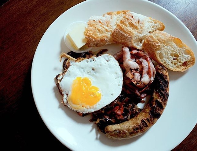 @drinksandcosg chef's BIG breakfast is a wonderful smorgasbord of caramelised onions, eggs, awesome (Long and thick) sausage with really nice butter and oh so soft bread.