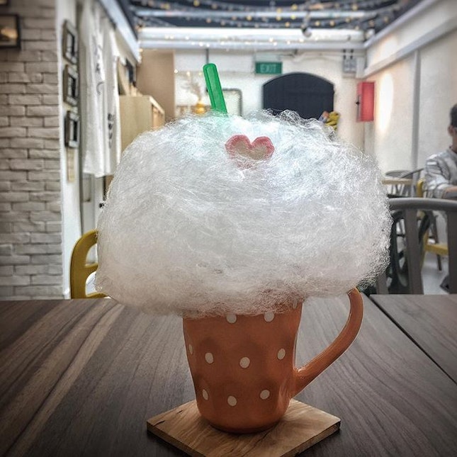 Reminiscing my younger days with this whimsical drink at @bananatreesg
☁️
Candy floss is such a childhood thing and a sweet treat I've abandoned since my primary school days, in favour of more "sophisticated" snacks.