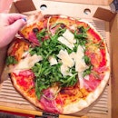 [Peperoni Pizzeria] Previously reviewed 
Every weekend is pizza weekend 🍕 Parma ham with rocket salad ($19 for a 9-inch) from Peperoni Pizzeria, a favourite for their 21-inch monsters ($55) which feed 4-5pax 😍