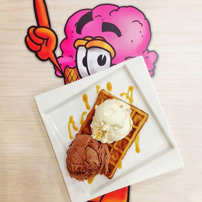 I can't get enough of sweet treats🍦Bing bing ice cream gallery's signature crispy waffle w belgian chocolate & caramel biscuit🍴

Sadly, the waffle is too crispy for my liking but their premium ice cream is way too good.