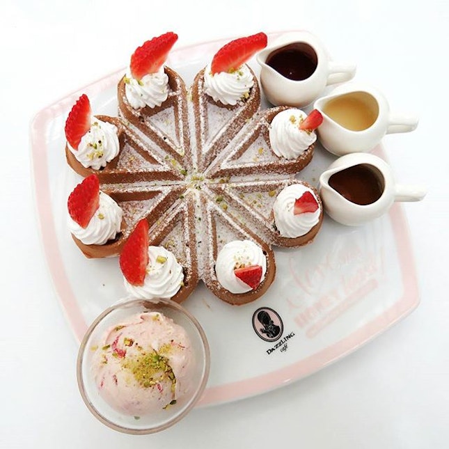 Dazzling Cafe 蜜糖吐司專賣店 Singapore's Strawberry Ice Cream Waffle ($14.90) - Additional $2 - "QQ" Mochi (added inside the waffle).