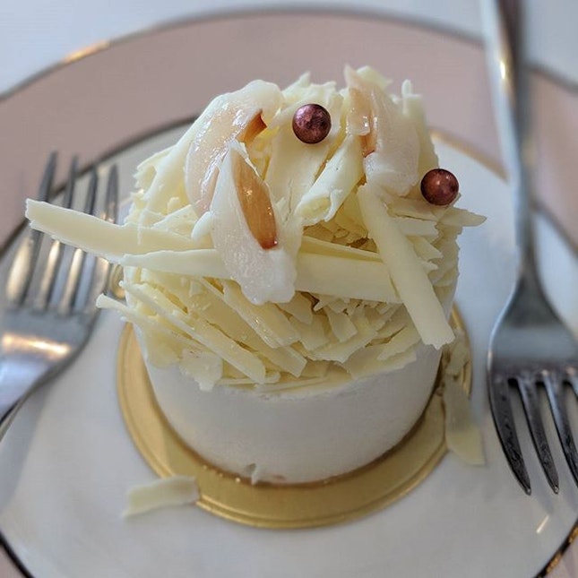Lychee cake with some white chocolate flakes!