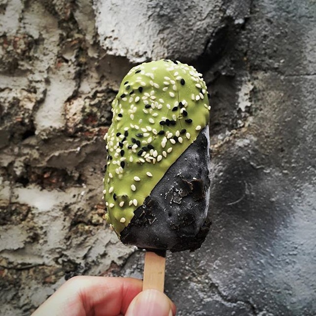 Cha Cha ($8)
🍴
Part of the Neh Neh Pop series, this lewd Matcha ice cream is filled with black molasses and then coated with a houjicha followed by a matcha shell!
