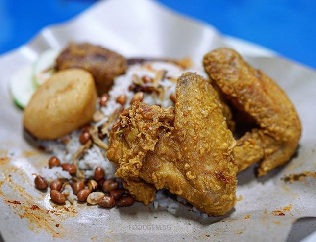 The deep fried chicken has a nice crisp and well marinated while maintaining its tenderness within.