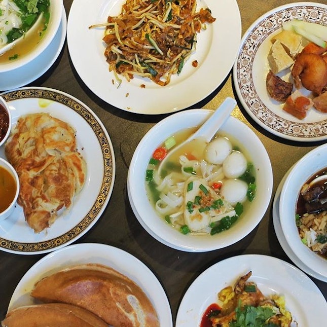 Well known for its Penang Hawker Fare since 1986, guest hawkers from Penang have once again returned to York Hotel White Rose Cafe to serve their local fare.