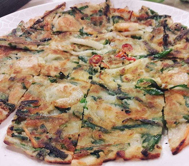 Korean seafood pancake - could have been alot crispier and more generous with the seafood fillings 😑
.