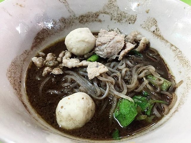 Boat Noodles (ก๋วยเตี๋ยวเรือ) from Doy Kuay Teow Reua (ต้อยก๋วยเตี๋ยวเรือ) (15 Baht/💵S$0.60 per bowl)
•
It's one of the better Boat Noodles around in Bangkok.