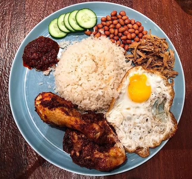 The Coconut Club @thecoconutclubsg - Nasi Lemak Ayam Goreng Berempah (💵S$12) 
Coconut Rice, Chicken Leg, Ikan Bilis, Peanuts, Cucumber, Fried Egg and Sambal Chili.