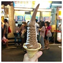 Vanilla and Chocolate soft serve in the streets of Tamsui 🍦💕
This size is already the "small", which I find it difficult to finish!