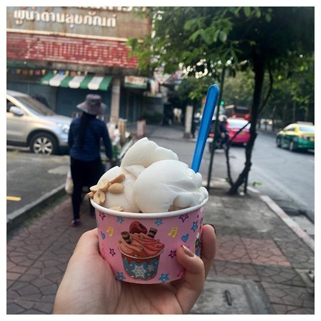 Coconut Ice Cream with Peanuts [30 TH]🍦🥜💕
Smooth with just enough sweetness!