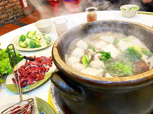 🍲🔥 Another hotpot that I fell in love with in Taipei, which runs on CHARCOAL!